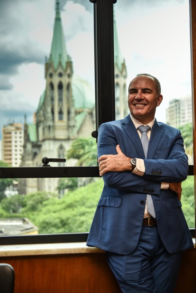 Gustavo Fernandes, advogado com atuação em São Paulo, em janela com vista para a Catedral da Sé