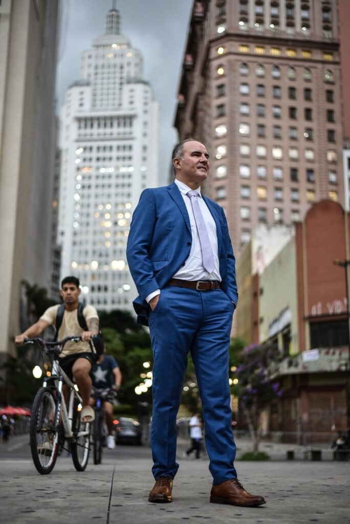 Gustavo Fernandes, advogado cível, com o centro empresarial de São Paulo ao fundo