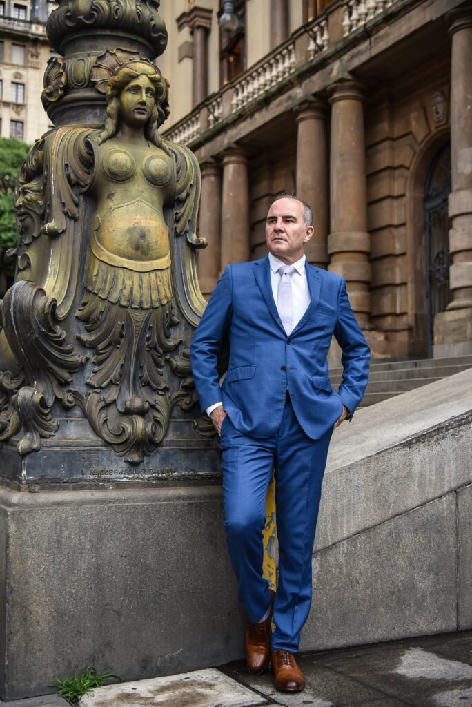 Gustavo Fernandes, advogado, em frente à coluna histórica do Theatro Municipal