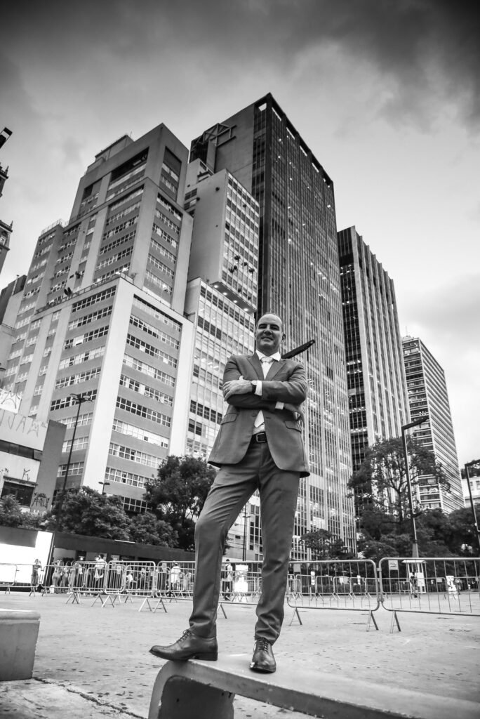 Gustavo Fernandes, advogado criminalista, em postura firme no centro empresarial de São Paulo, foto em preto e branco