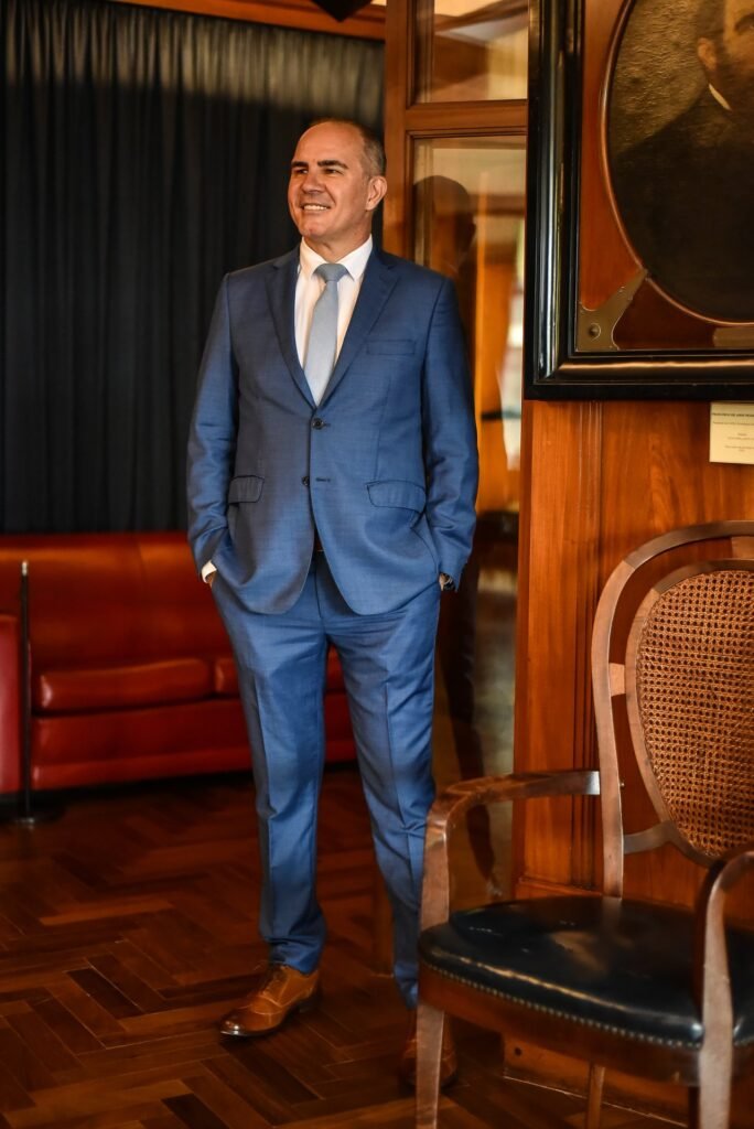 Gustavo Fernandes, advogado de família, em ambiente clássico, sorriso acolhedor